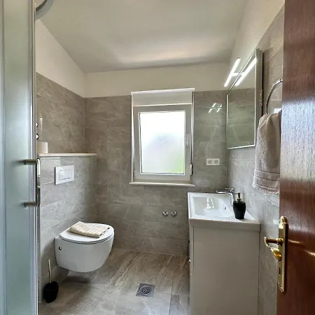 Dante بيت ضيافة تروغير