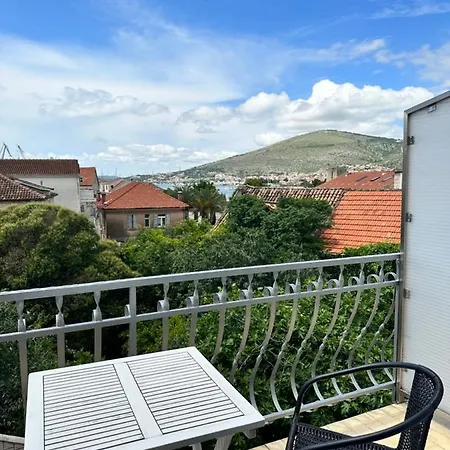 Dante بيت ضيافة